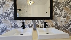 Een douche, handdoeken