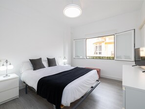 3 Schlafzimmer, Schreibtisch, Bügeleisen/Bügelbrett, Reisekinderbett