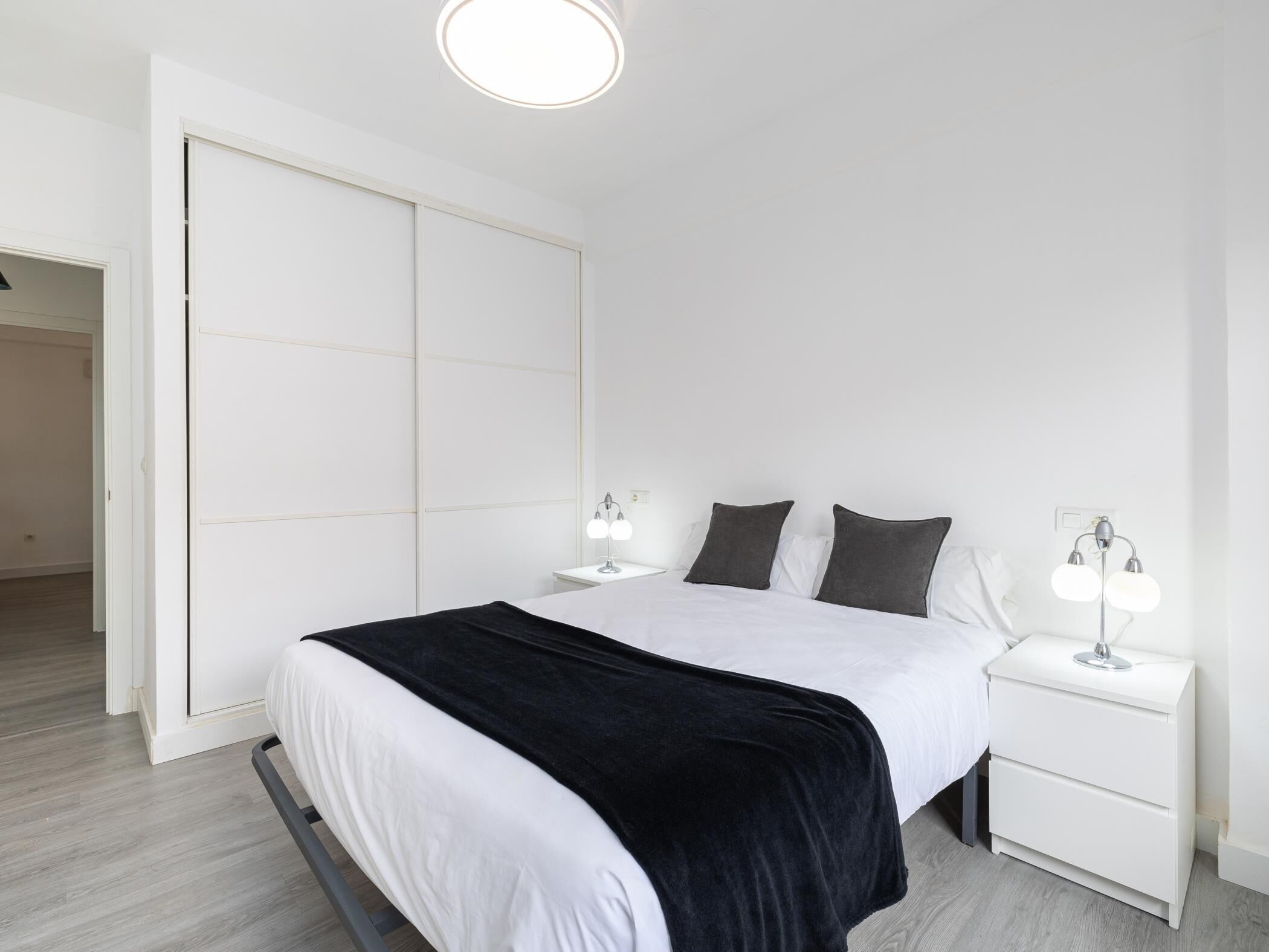 3 slaapkamers, een bureau, een strijkplank/strijkijzer, reisbedje