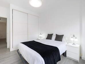 3 bedrooms, desk, iron/ironing board, travel crib