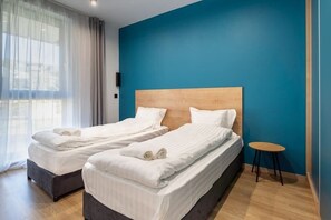 2 quartos, ferros/tábuas de passar roupa, berço de viagem