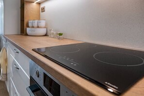 ثلاجة، ميكروويف، فرن، موقد طهي مسطح