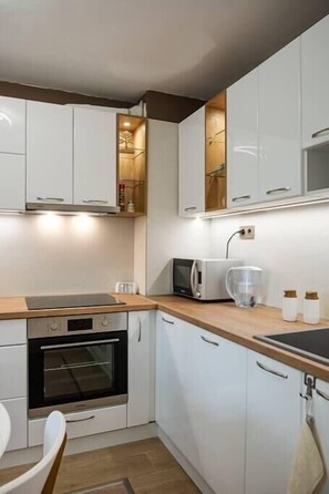 冷蔵庫、電子レンジ、オーブン、コンロ