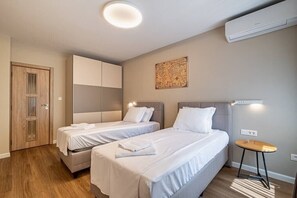 2 Schlafzimmer, Schreibtisch, Bügeleisen/Bügelbrett, Reisekinderbett