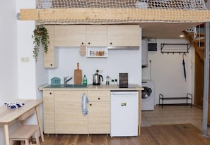 Fridge, stovetop, coffee/tea maker, electric kettle