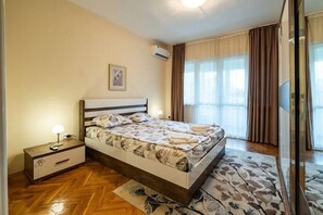 2 عدّة غرف ن وم ومكواة/لوح كي وسرير سفر وواي فاي