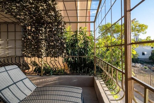 Roman Thermae 2bdrm  Sunny Apartment