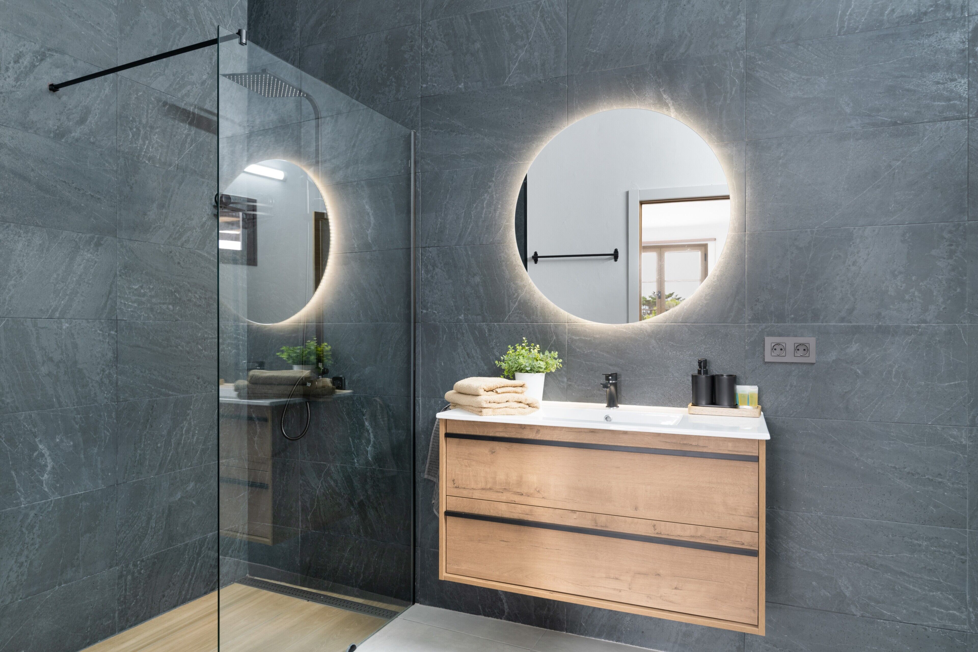 Suihku, hiustenkuivaaja, pyyhkeet