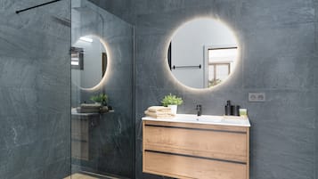 Suihku, hiustenkuivaaja, pyyhkeet