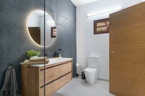 Douche, séchoir à cheveux, serviettes fournies