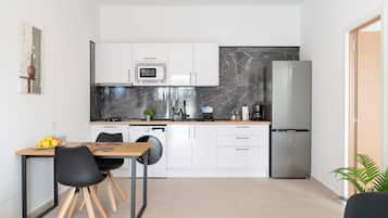 Een koelkast, een magnetron, een kookplaat