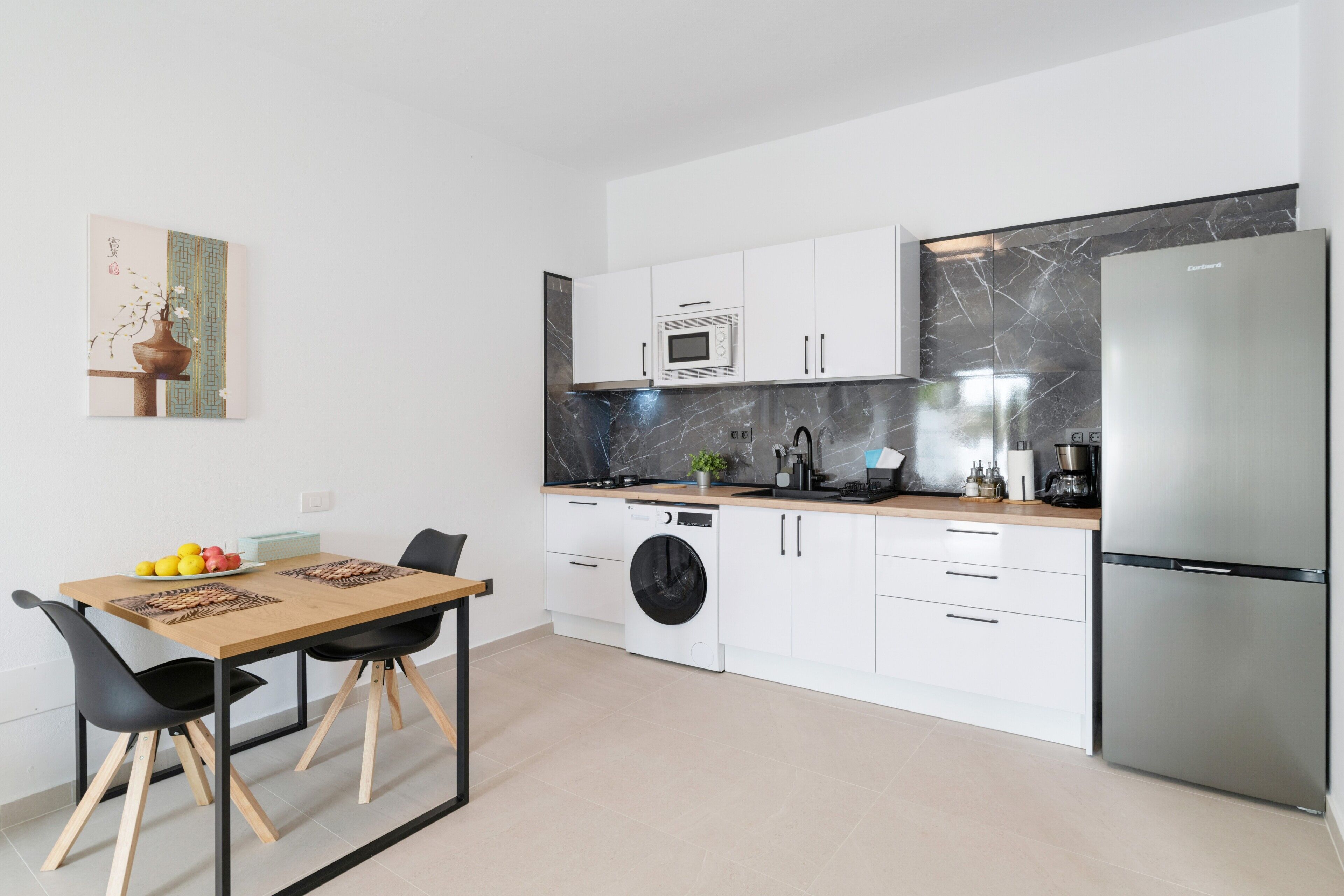 Kylskåp, mikrovågsugn, spishäll och kaffe- och tebryggare