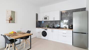 KylskÄp, mikrovÄgsugn, spishÀll och kaffe- och tebryggare