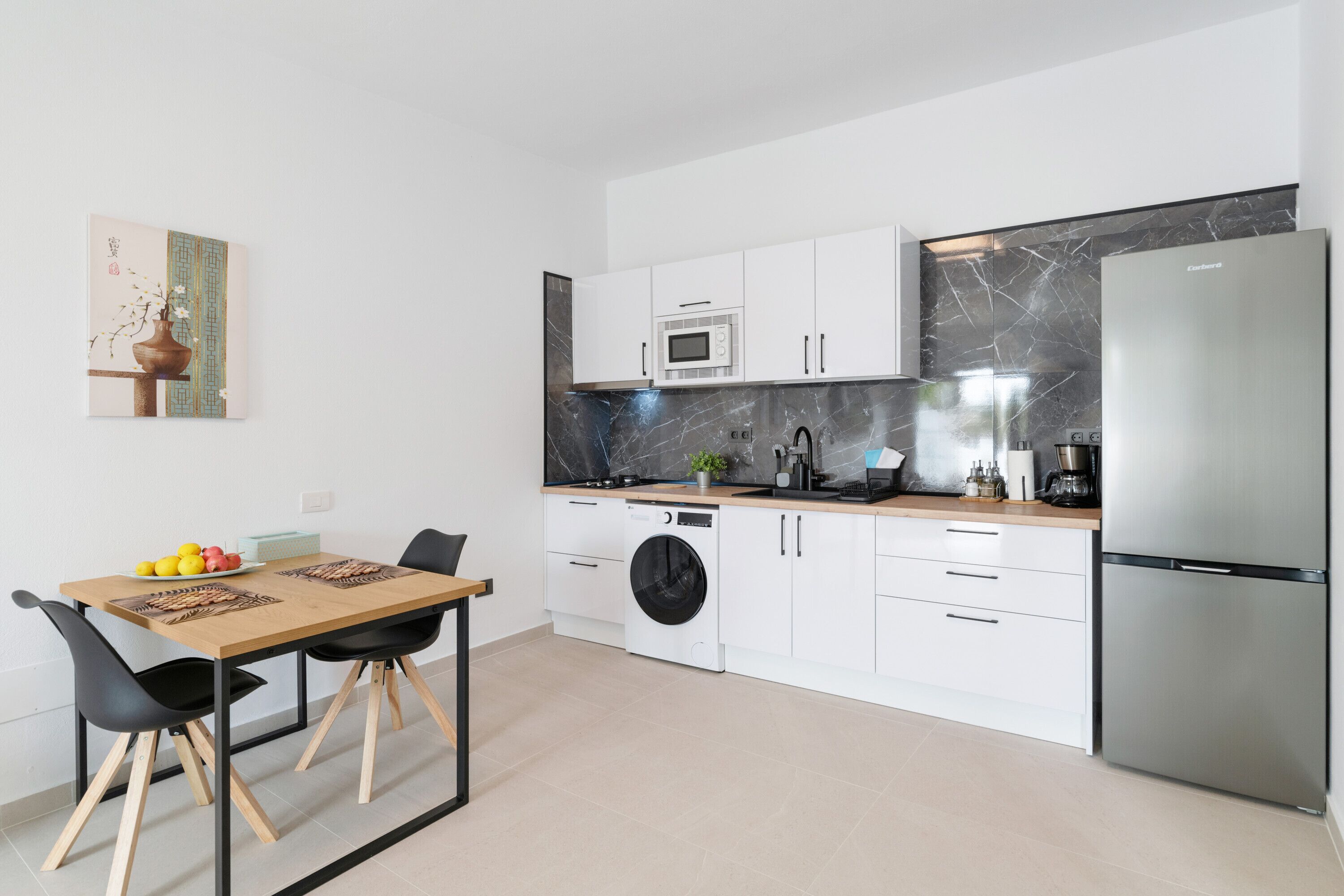 Frigorífico, microondas, placa de cocina y cafetera o tetera