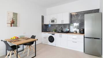 Refrigerador, microondas, parrilla de estufa y cafetera y tetera