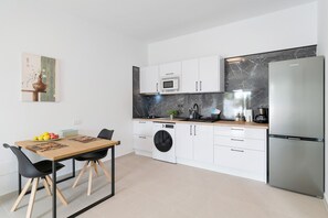 Geladeira, micro-ondas, cooktop, cafeteira/chaleira