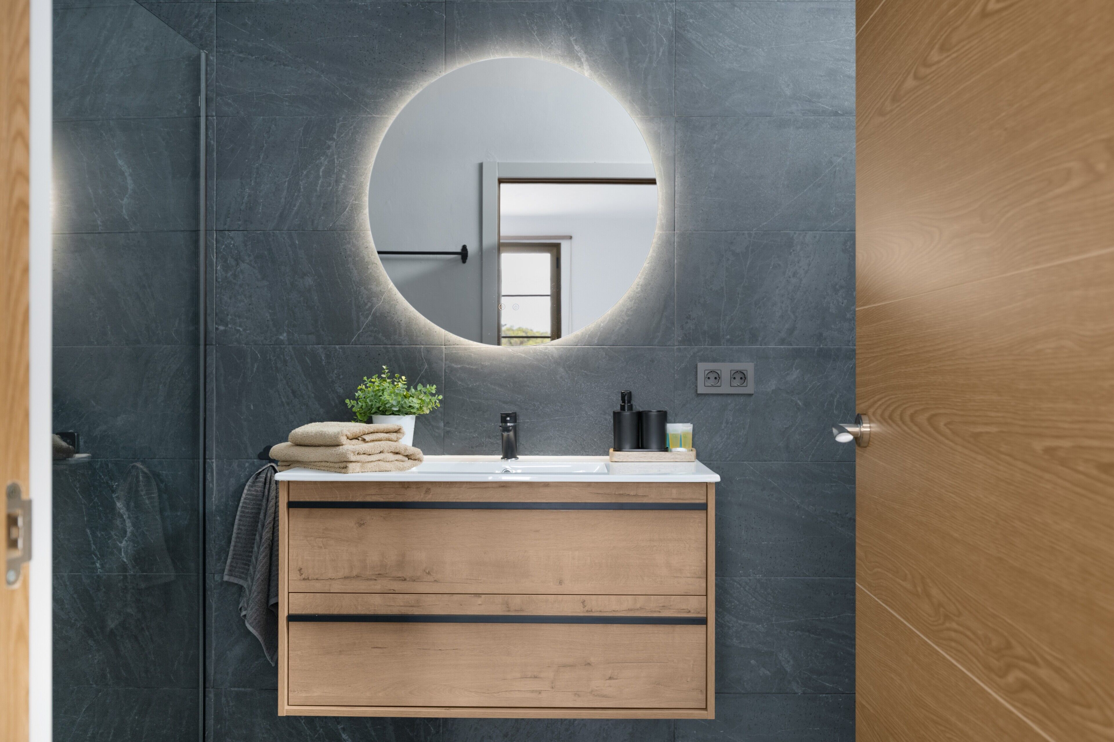 Een douche, een haardroger, handdoeken