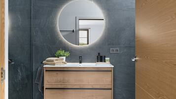 Een douche, een haardroger, handdoeken