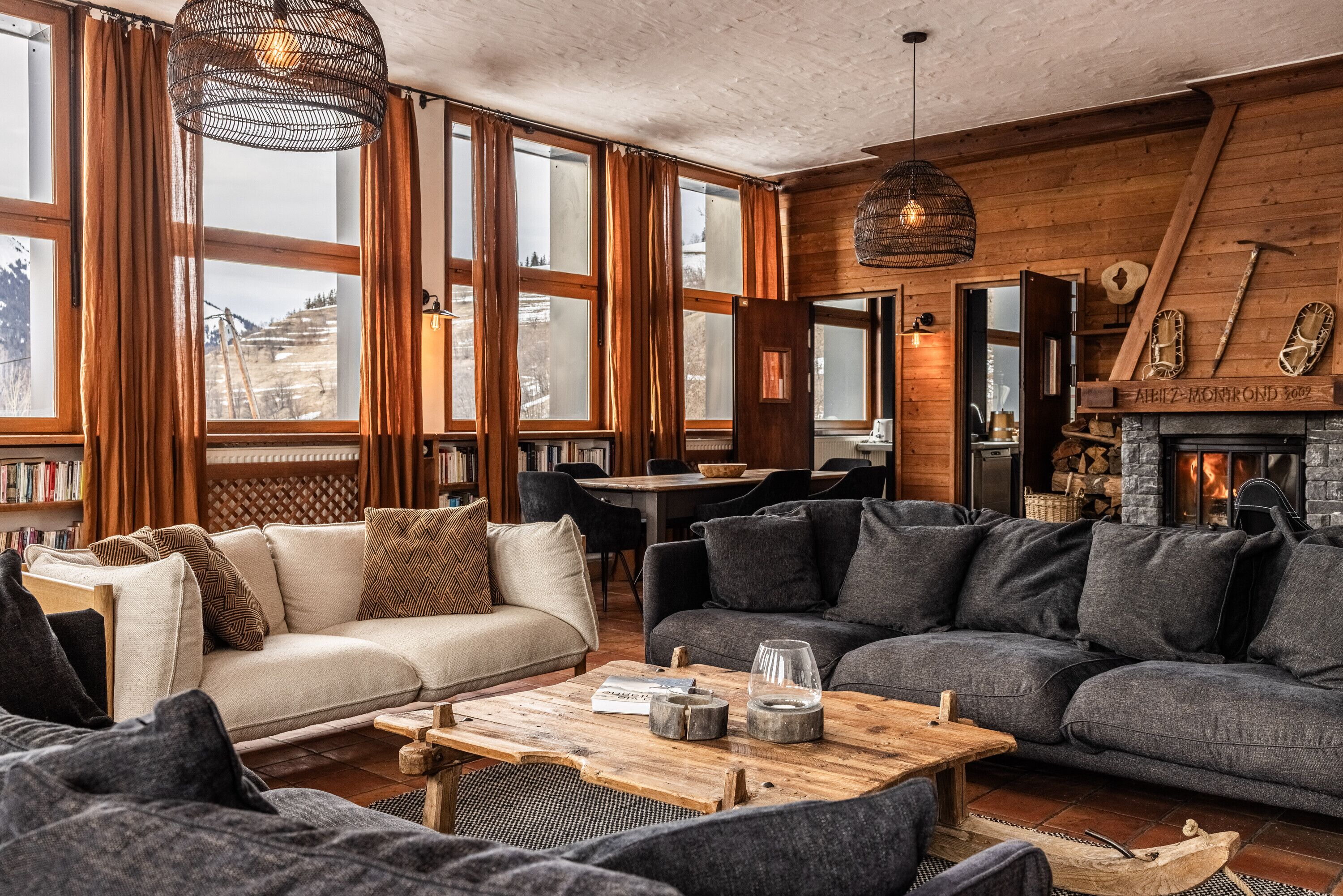 Televisie, een open haard en videospelletjes