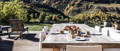 تناول الطعام بالخارج