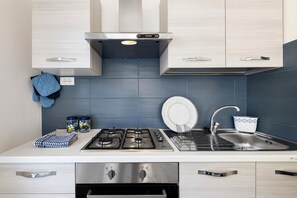 Frigorifero, microonde, forno, piano cottura