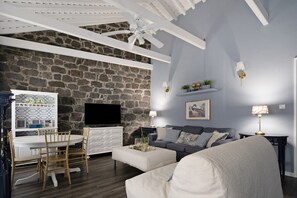 TV - Holiday Home 'Pico Boutique House' with Mountain View, Shared Pool and Wi-Fi (Lajes do Pico)
