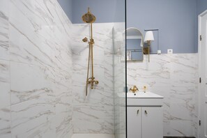 Chuveiro, secador de cabelo, toalhas de banho 