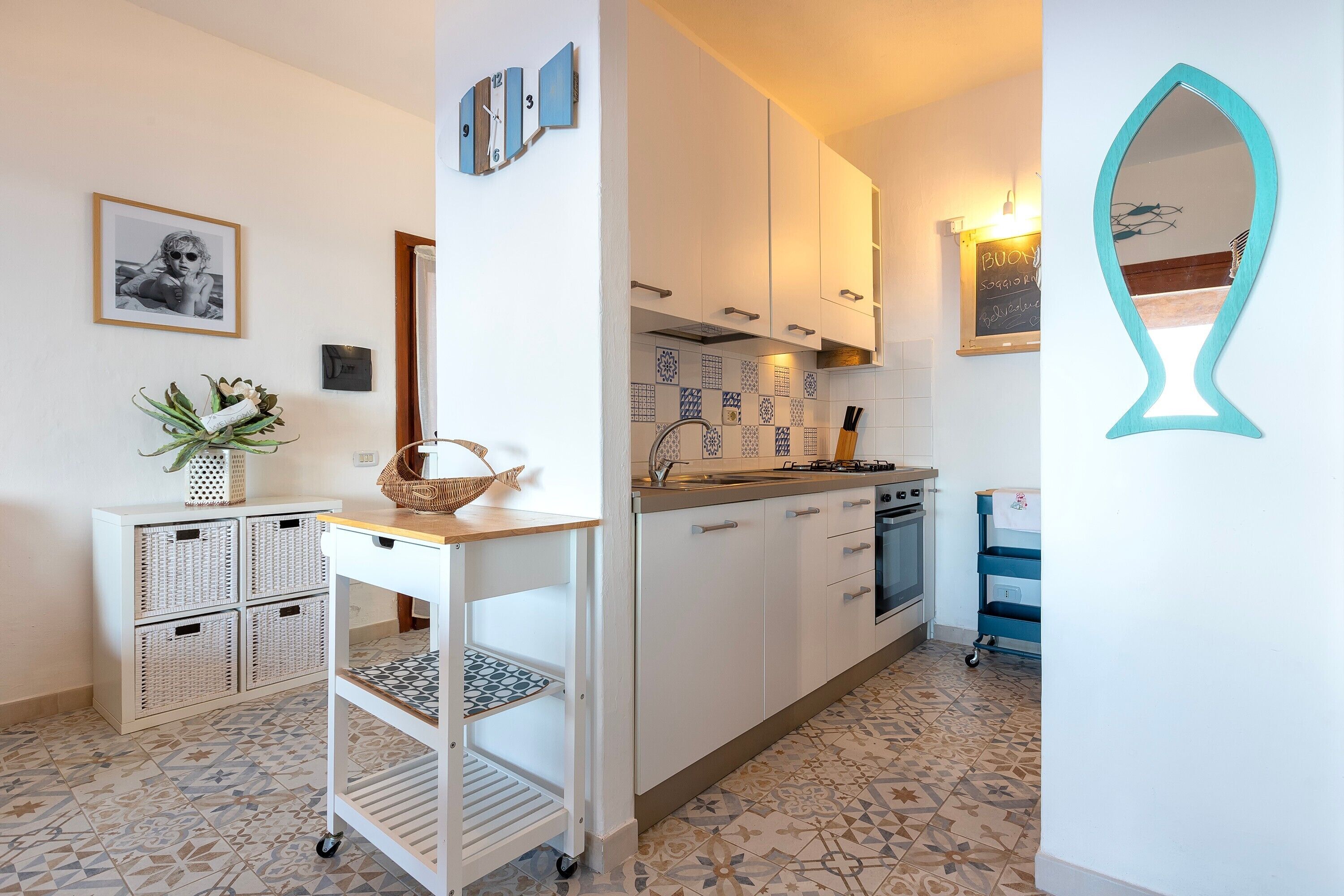 Kühlschrank, Ofen, Herdplatte, Wasserkocher mit Kaffee-/Teezubehör