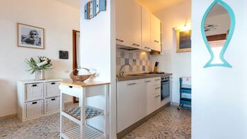 Kühlschrank, Ofen, Herdplatte, Wasserkocher mit Kaffee-/Teezubehör