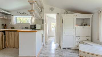 Frigorifero, microonde, forno, piano cottura