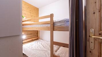 1 chambre, fer et planche à repasser