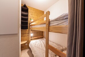 1 habitación y tabla de planchar con plancha