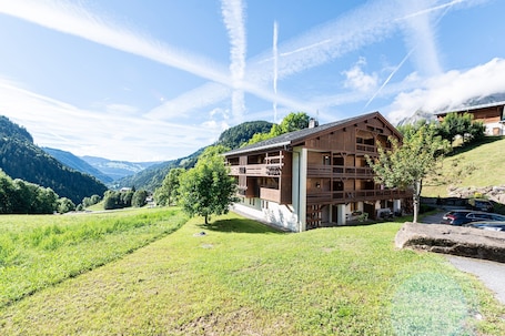 Exterior. Apartment 'Ty Aravis' with Mountain View and Balcony