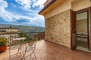 Outdoor dining - Apartment 'Appartamento 4 - Stanza 42' with Shared Terrace, Wi-Fi and Air Conditioning (Ficarra)