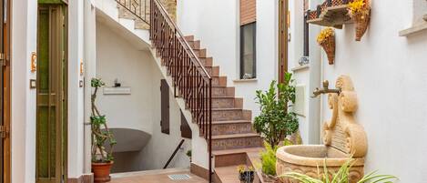 المنشأة من الداخل