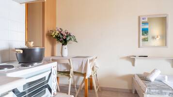 Frigorifero, forno, piano cottura, macchina per tè/caffè