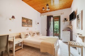 Tabla de planchar con plancha, wifi gratis y ropa de cama 