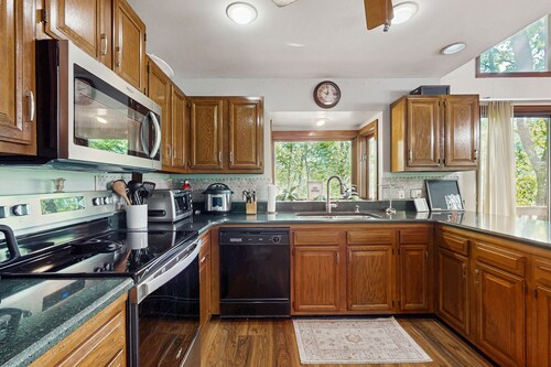 Unwind at Yopp's Treehouse: part of Rumbling Bald Resort