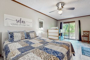 3 bedrooms, iron/ironing board, internet, bed sheets - Unwind at Yopp's Treehouse: part of Rumbling Bald Resort (Lake Lure)