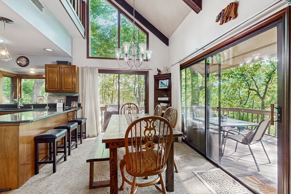 Dining - Unwind at Yopp's Treehouse: part of Rumbling Bald Resort (Lake Lure)