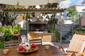 Outdoor dining - Apartment 'Nontas Home 33' with Sea View, Wi-Fi and Air Conditioning (Kalamitsi)
