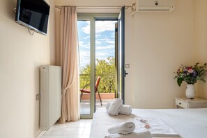 Tabla de planchar con plancha, wifi gratis y ropa de cama 