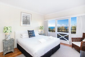 5 bedrooms, iron/ironing board, free WiFi - Bannisters Beach House (Mollymook Beach)