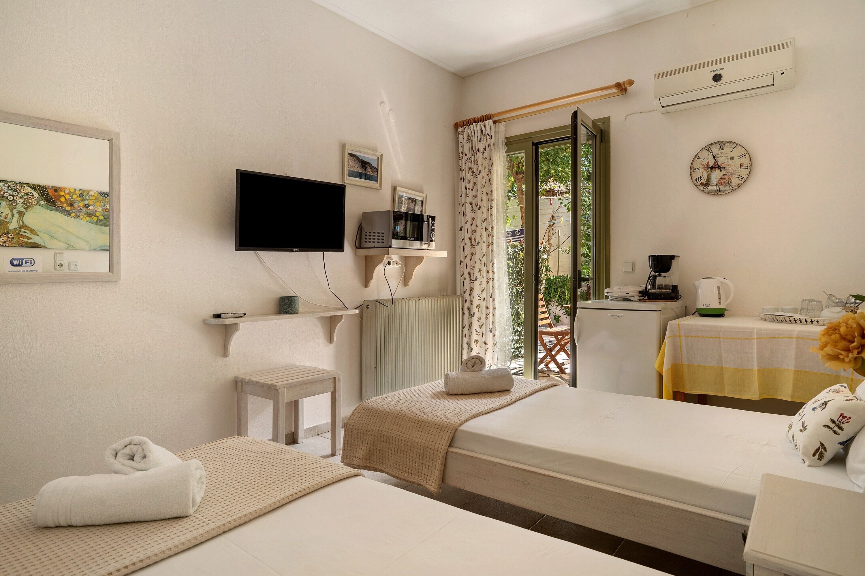 Tabla de planchar con plancha, wifi gratis y ropa de cama 