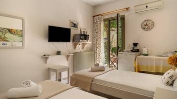 Tabla de planchar con plancha, wifi gratis y ropa de cama
