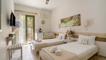 Tabla de planchar con plancha, wifi gratis, ropa de cama