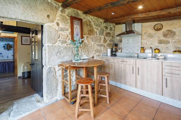 ثلاجة، ميكروويف، موقد طهي مسطح، ماكينة لصنع القهوة/الشاي