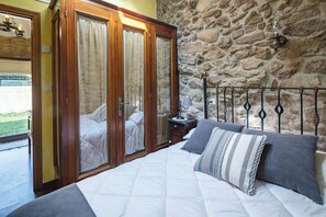 1 غرفة نوم �ومكواة/لوح كي وواي فاي مجانًا وملاءات أسرّة