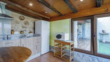 Een koelkast, een magnetron, een kookplaat