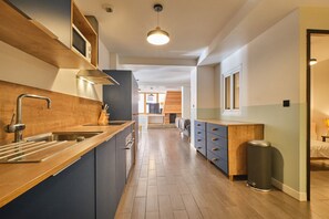 Kylskåp, mikrovågsugn, ugn och spishäll